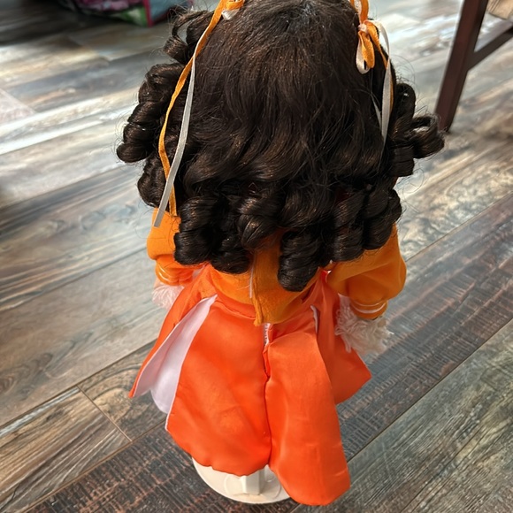 University of Tennessee Rocky Top UT cheerleader porcelain 16 inch doll w/stand - Picture 8 of 12